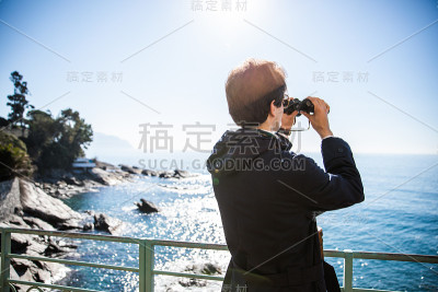 海边探险的人