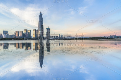 暮色中的城市天际线和现代建筑，中国的城市景观