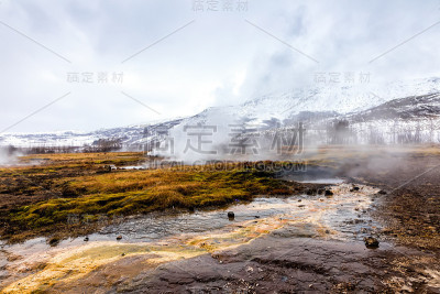 大Geysir位于Haukadalur山谷