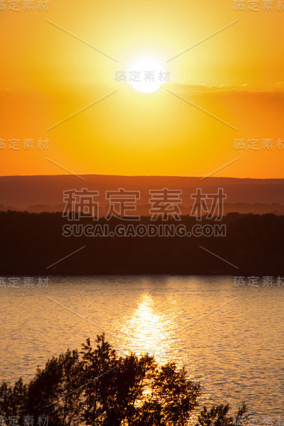 壮观的日落在大河上