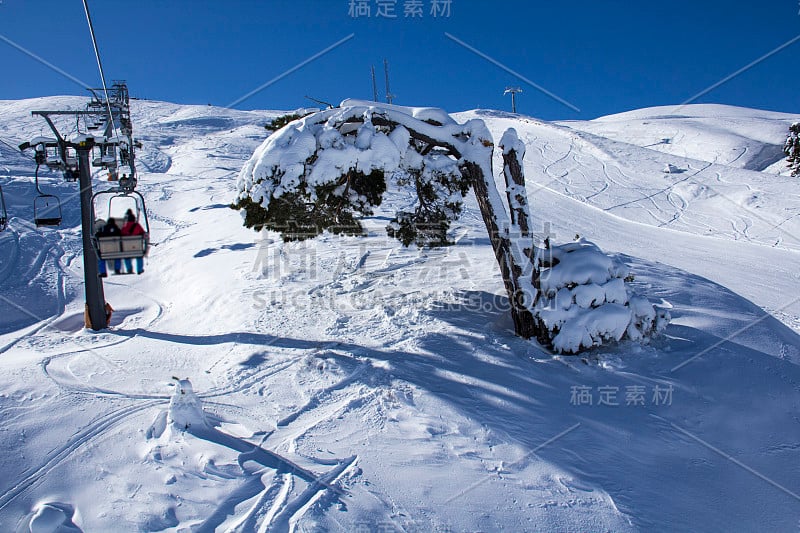 滑下坡的自由滑雪者。