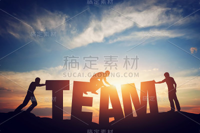 人们连接字母组成团队词。团队合作理念