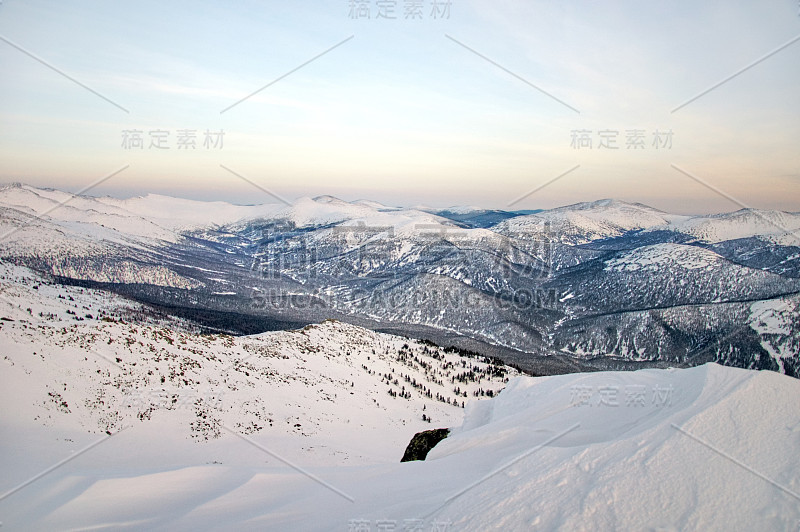 冬季从山顶到山谷。徒步登山。