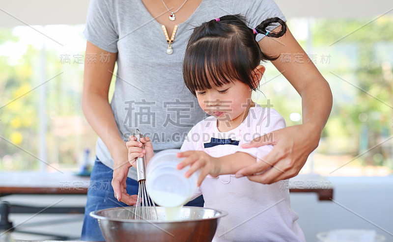 母亲和孩子自制煎饼。