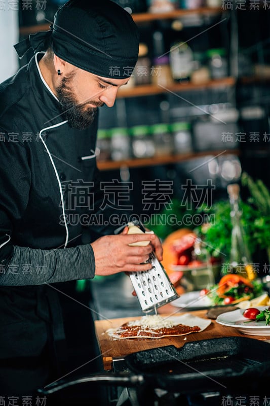 准备素食玉米煎饼-厨师用磨碎器磨碎奶酪