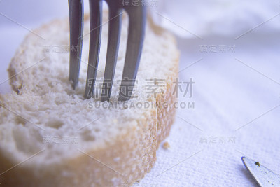 一片面包和一把叉子