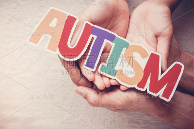 手握自闭症字、心理健康概念、世界自闭症宣传日
