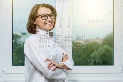 微笑的成年女医生，在医院