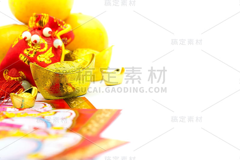 中国新年，中国金元宝和中国传统风格(外文代表祝福和幸运)，孤立在白色背景上