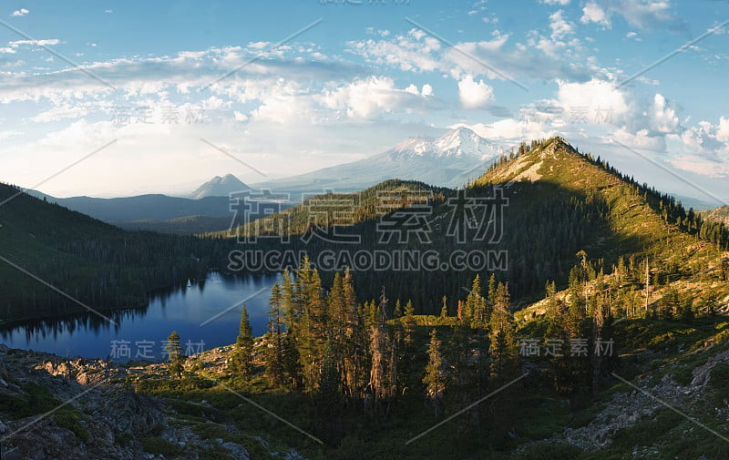 心湖的沙斯塔山全景图