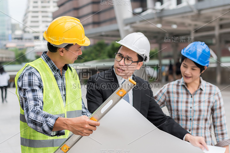 工程建设团队合作理念:专业工程师工作工业项目现场