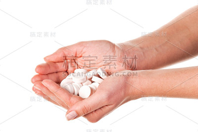 女人手里的药丸