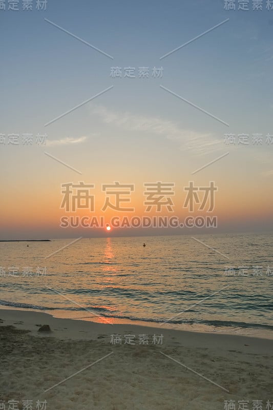 风景日落在阿拉伯联合酋长国迪拜的阿拉伯海