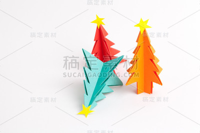 圣诞树上的白色孤立折纸。