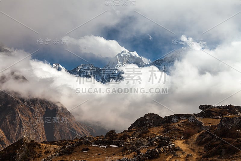 在通往珠穆朗玛峰大本营的徒步旅行路线上。