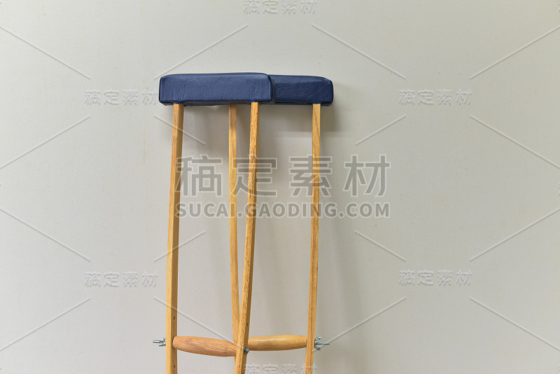 白色墙壁背景上的拐杖。
