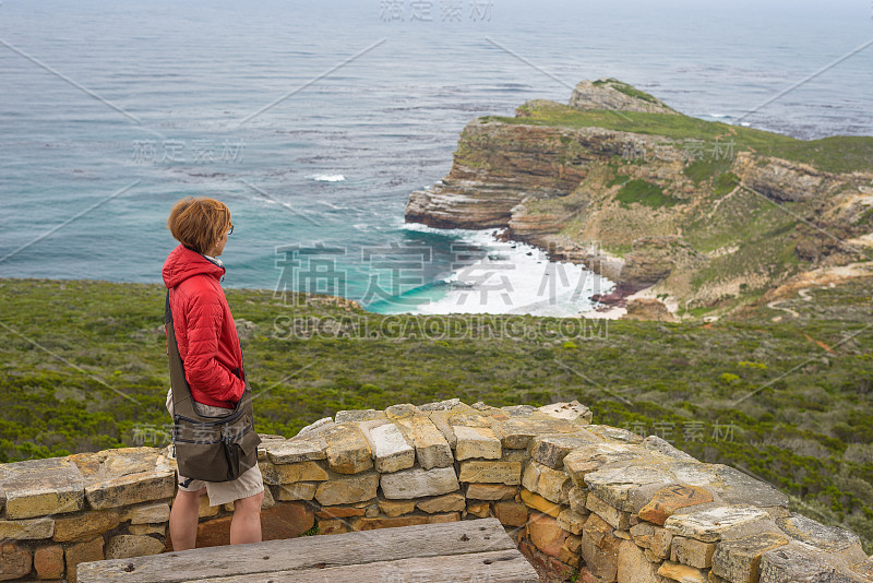 游客在海角徒步旅行，观看好望角和迪亚斯海滩的风景，在南非的旅游目的地。桌山国家公园，海角半岛。健美的