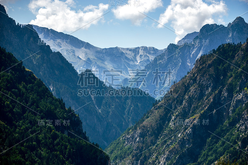 高陡峭的山