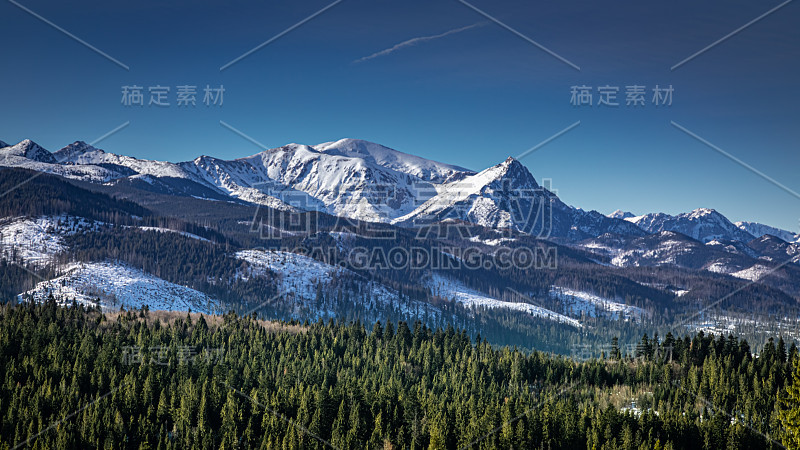 塔特拉斯的蓝天、雪山和绿色森林