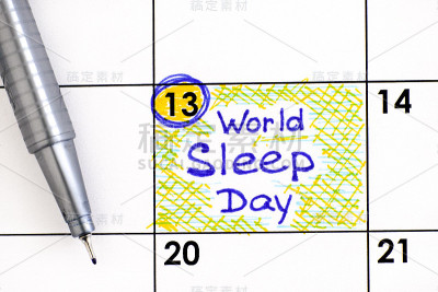 用笔在日历上提醒世界睡眠日。3月13日。