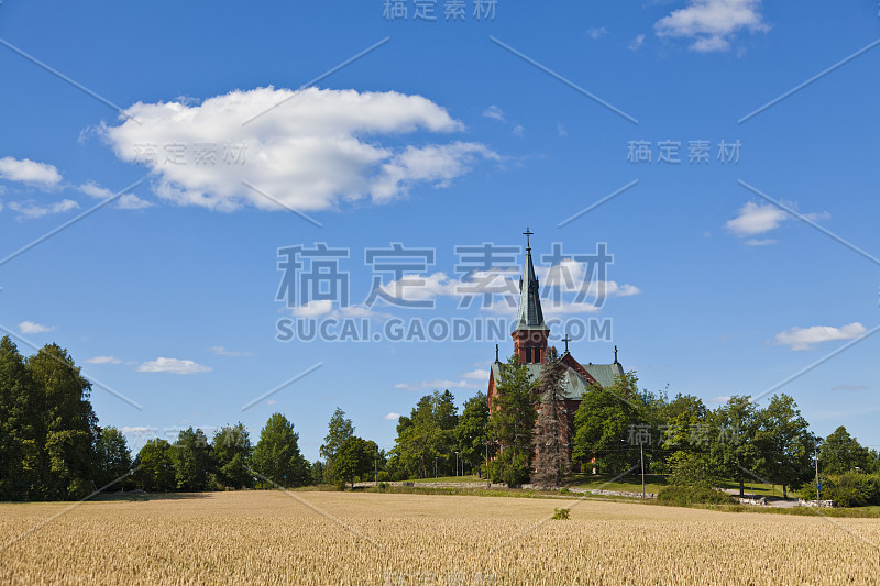 芬兰斯波教堂的夏日风景，蓝天和玉米地