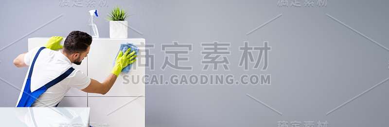 男人用喷瓶清洁家具