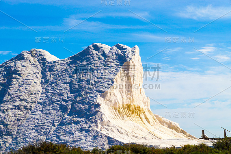 位于地中海沿岸的法国南部格鲁桑的圣马丁盐碱地的大型海盐山。