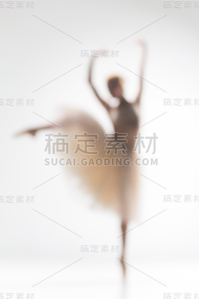 白色背景上芭蕾舞女演员模糊的剪影