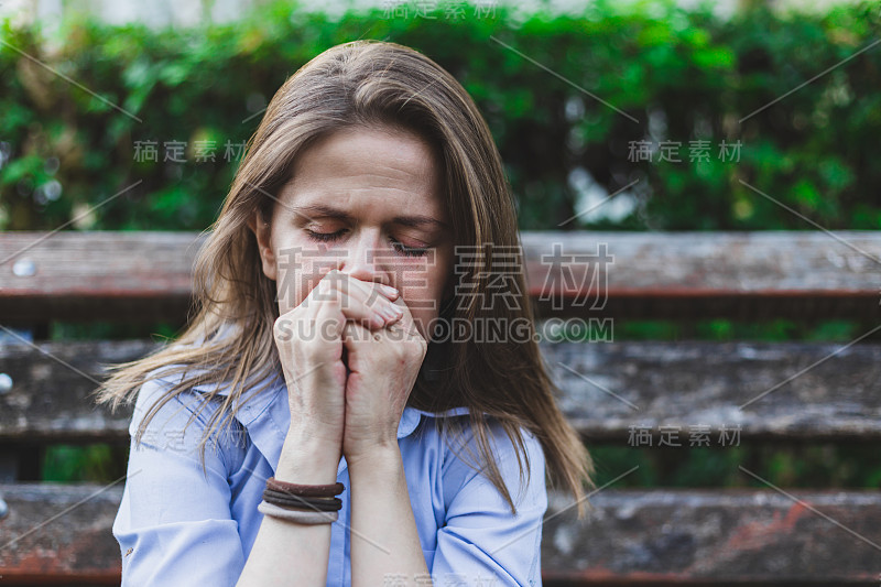 女人在外面感到寒冷的肖像