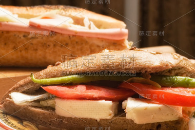 奶酪和意大利腊肠三明治
