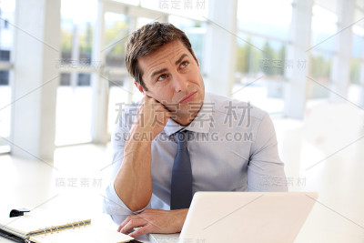 商人无聊地坐着