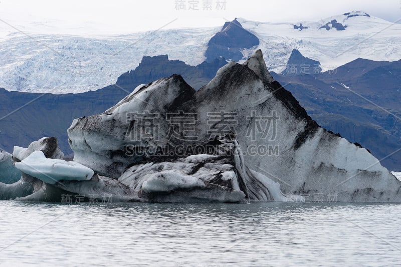 冰岛Jokulsarlon冰川泻湖中的漂浮冰山