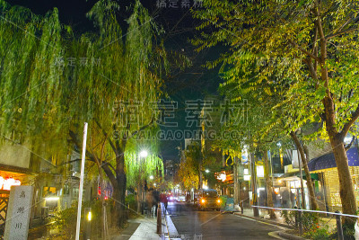 晚上在奇谷町街