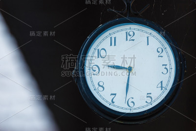 旧时间，9点半钟在绿色花园的木桌上，时间是9点