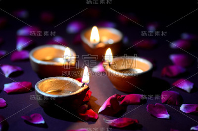 粘土灯盏在排灯节庆祝期间点燃。问候卡设计印度的光节日称为排灯节