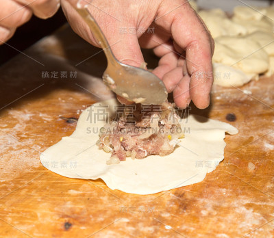 男人在家里准备饺子