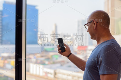 北欧老年男子使用手机的肖像