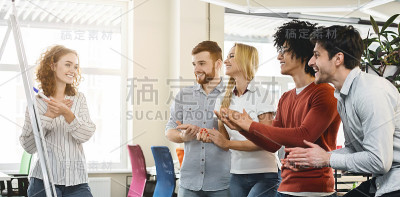 友好的同事支持女孩在办公室做报告
