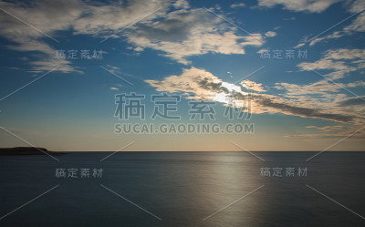 太阳在云层后面，高于海平面
