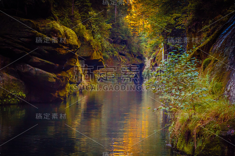 荒野峡谷与秋天的加梅尼斯河