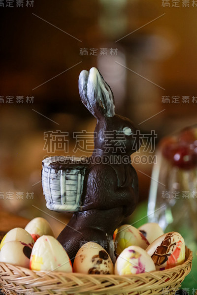 展出美味的巧克力复活节兔子。复活节糖果