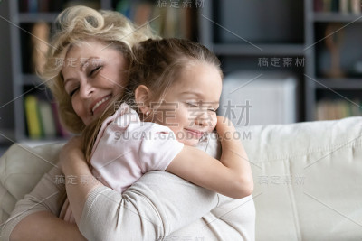 快乐的老奶奶拥抱可爱的学龄前孙女