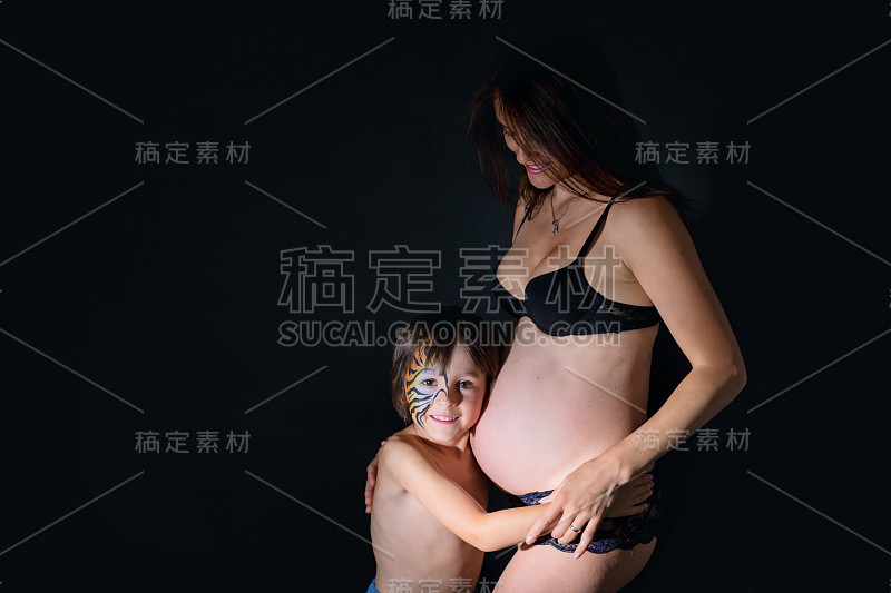 年轻孕妇和她儿子的双肖像