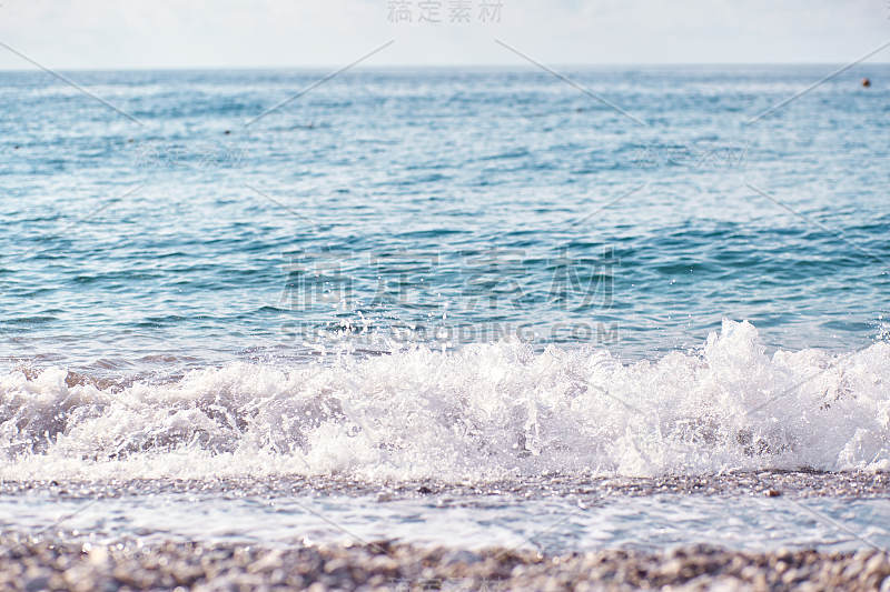 明亮的地中海和海浪。阳光明媚的一天。夏季和休息。夏天很有趣的概念。漂亮的壁纸