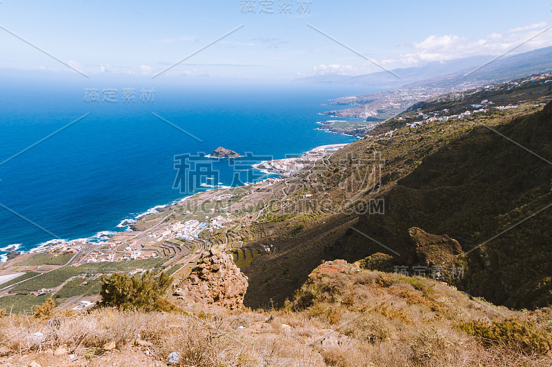 在阳光明媚的日子，美丽的海岸线和山坡上的村庄