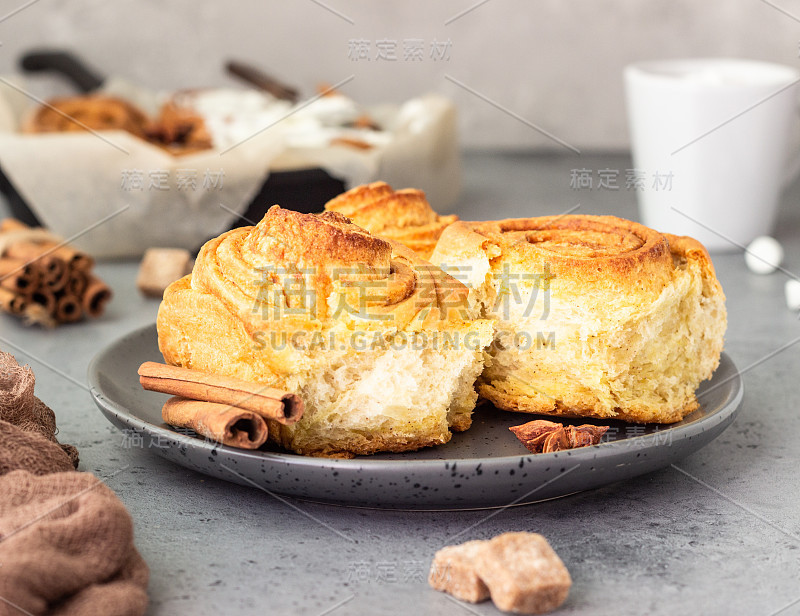 肉桂卷(肉桂卷)在铸铁煎锅中烤与奶油芝士糖霜。Kanelbullens dag。