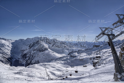 在Hintertux冰川滑雪缆车，滑雪道和滑雪道在Ziilertal阿尔卑斯山。奥地利