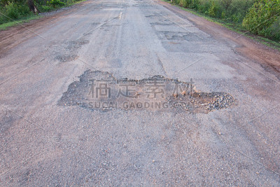 损坏路面沥青的洞