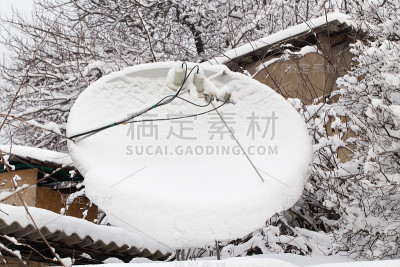冬天卫星天线上的雪