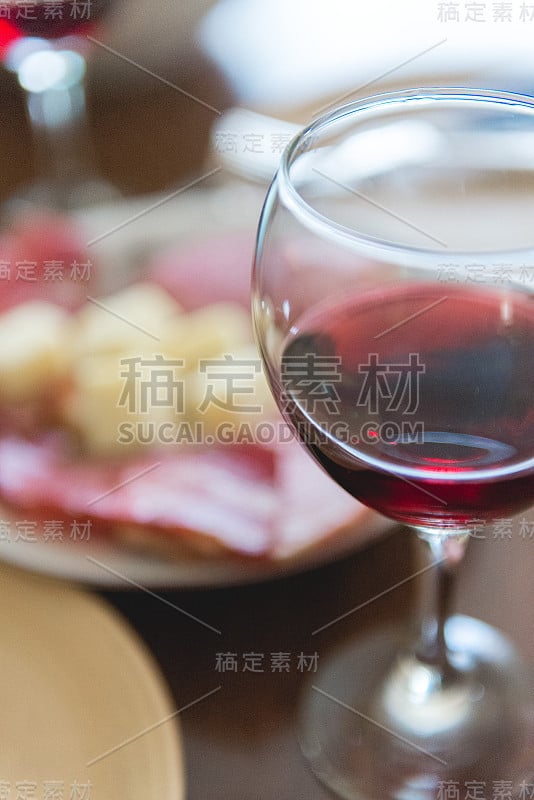 葡萄酒、奶酪和熏火腿